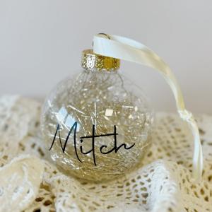 Kerstbal doorzichtig goud met naam zwarte letters.jpeg