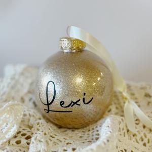 Kerstbal gouden glitter met naam zwarte letters.jpeg