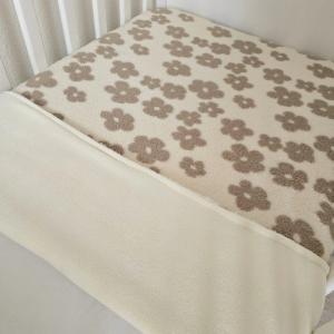 bloemenstof teddy ecru babykamer.jpg