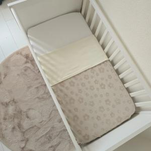 deken wieg beige bloemen.jpg