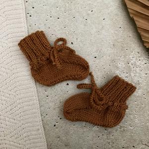 gebreide baby sokjes camel.jpg