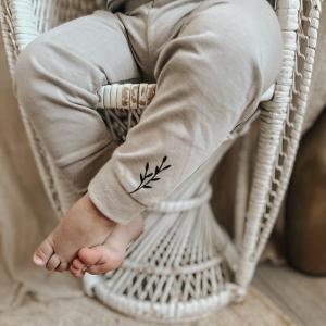pyjama bloemen meisje zand.jpg