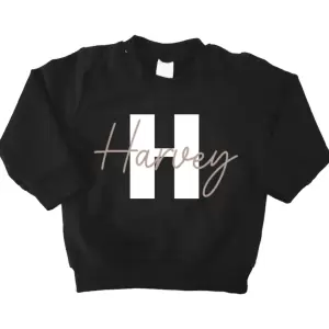 sweater zwart letter.webp