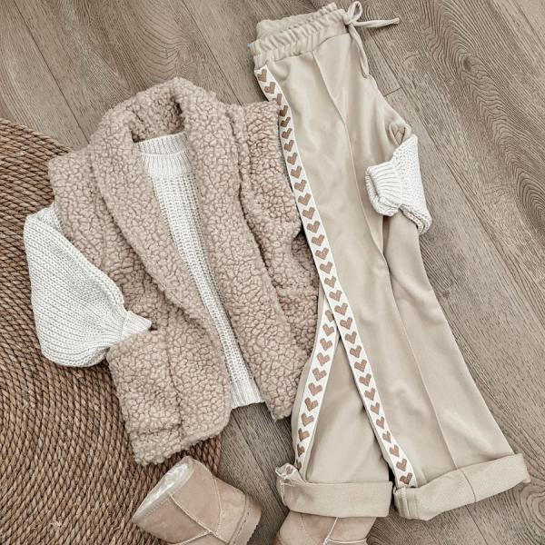teddy gilet met knit sweater.jpg