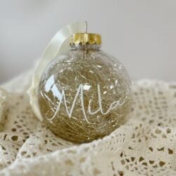 Kerstbal doorzichtig goud met naam (witte letters)