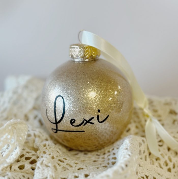 Kerstbal gouden glitter met naam (zwarte letters)