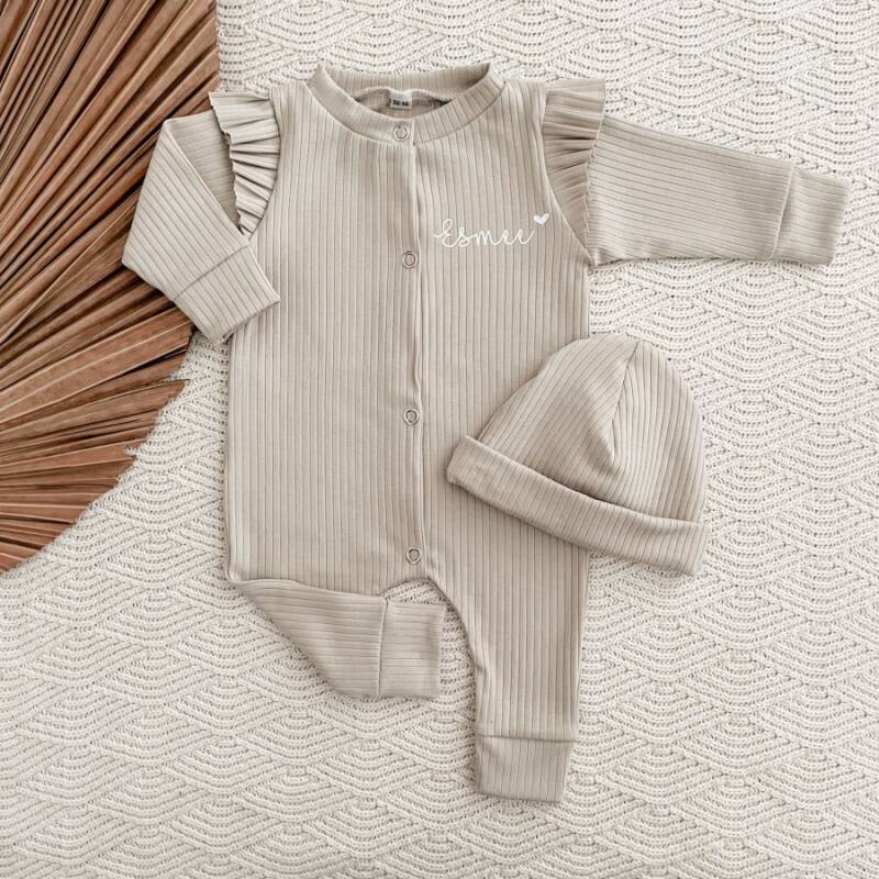 Handgemaakt meisjes beige rib boxpakje met naam en bijpassend mutsje.