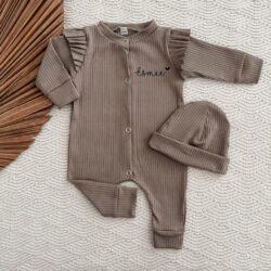 Handgemaakt meisjes taupe rib boxpakje met naam en bijpassend mutsje