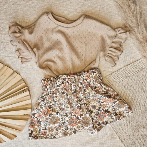 huppel mode outfit meisjes beige bloemen