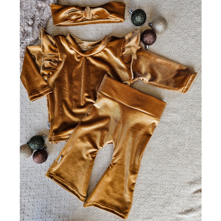 velvet outfit goud