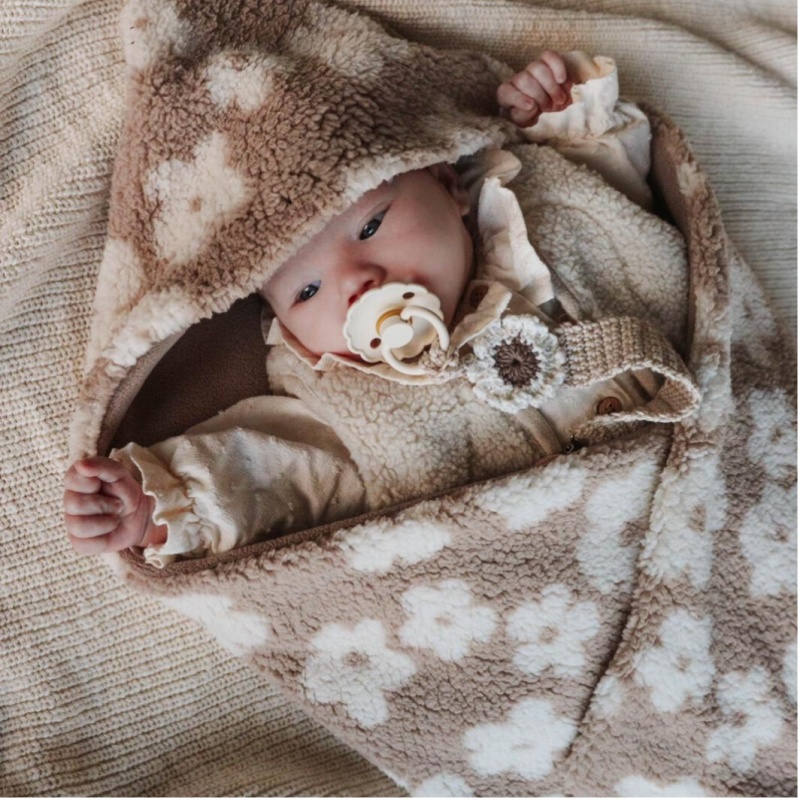 wikkeldeken teddy bloemen taupe