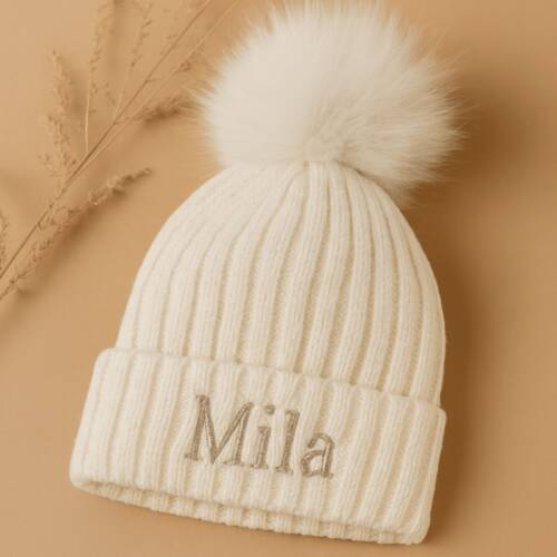 Kindermuts beige met geborduurde naam en fluffy pompon, handgemaakt