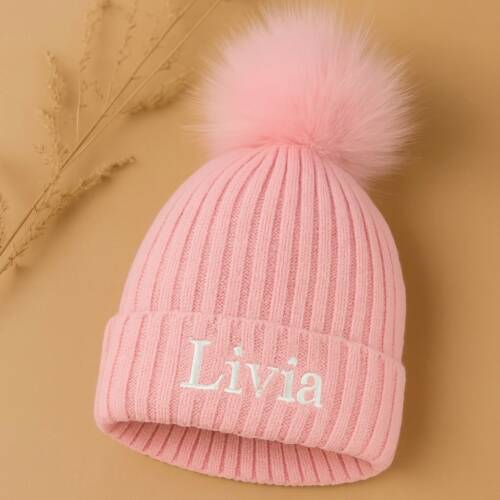 Kindermuts roze met geborduurde naam en fluffy pompon, handgemaakt