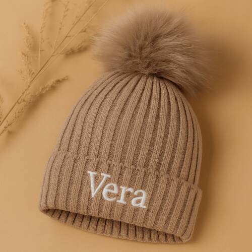 Kindermuts taupe met geborduurde naam en fluffy pompon, handgemaakt