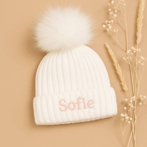 Kindermuts wit met geborduurde naam en fluffy pompon, handgemaakt