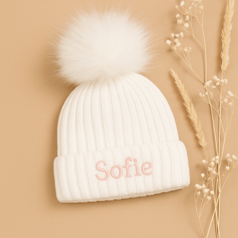 Kindermuts wit met geborduurde naam en fluffy pompon, handgemaakt