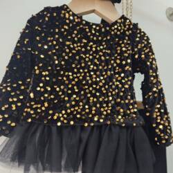 kerstkleding baby zwart zwarte babyset met gouden pailletten en tule rok – detail van de feestelijke top