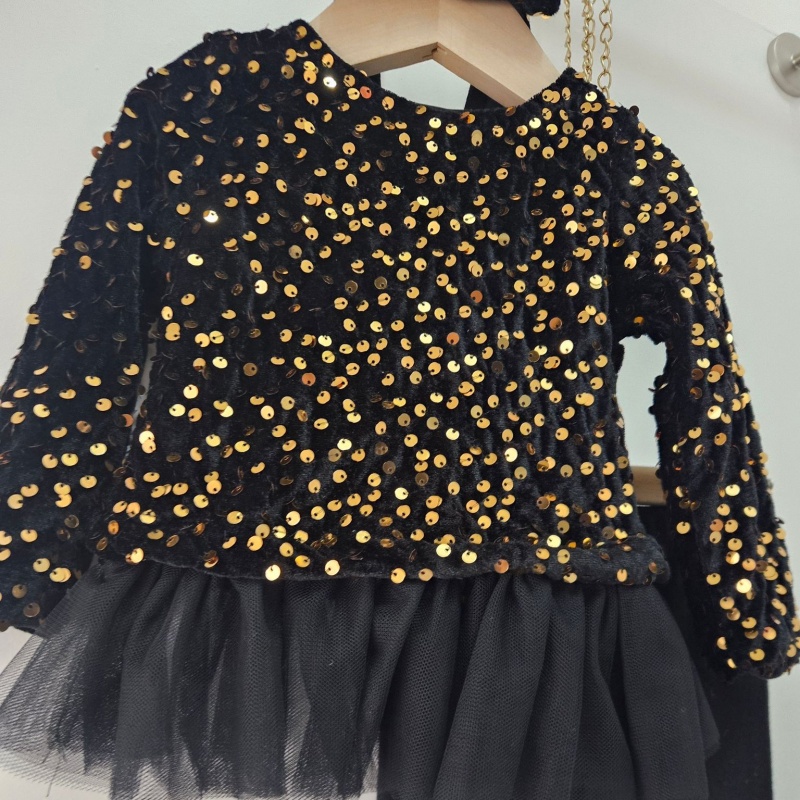 kerstkleding baby zwart zwarte babyset met gouden pailletten en tule rok – detail van de feestelijke top