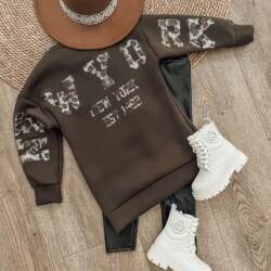 sweaterdress nyc bruin meisje