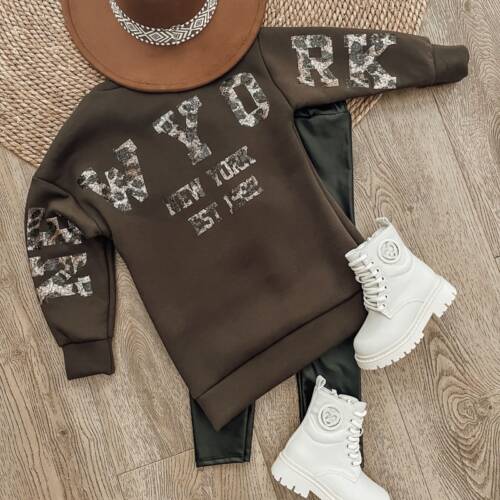 sweaterdress nyc bruin meisje