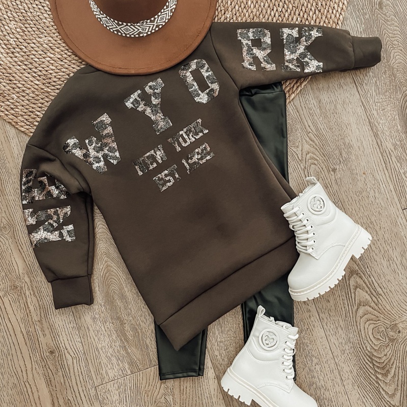 sweaterdress nyc bruin meisje