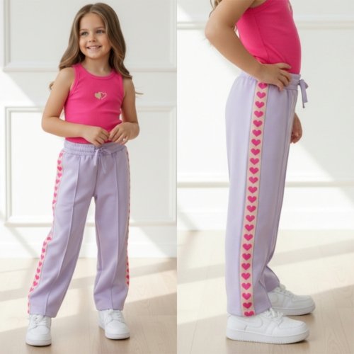 Lila jogger hartjes meisjes met elastische taille en hartjesband aan de zijkant Lila jogger hartjes meisjes met elastische taille en hartjesband aan de zijkant