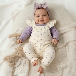 Lilac Heart Dungaree Set baby meisje met lila rib longsleeve en hartjes dungaree Lilac Heart Dungaree Set baby meisje met lila rib longsleeve en hartjes dungaree