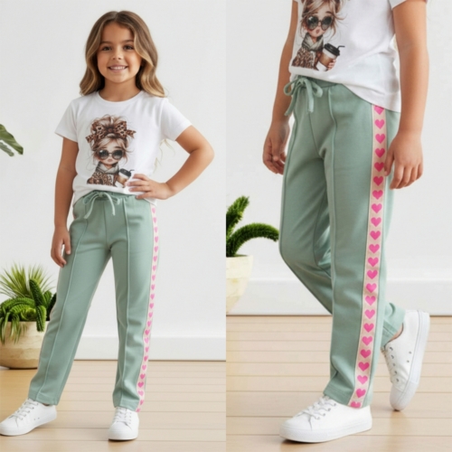 Sage groene jogger hartjes meisjes met elastische taille en roze hartjesband aan de zijkant Sage groene jogger hartjes meisjes met elastische taille en roze hartjesband aan de zijkant
