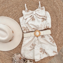 set bloemen zomer meisje beige
