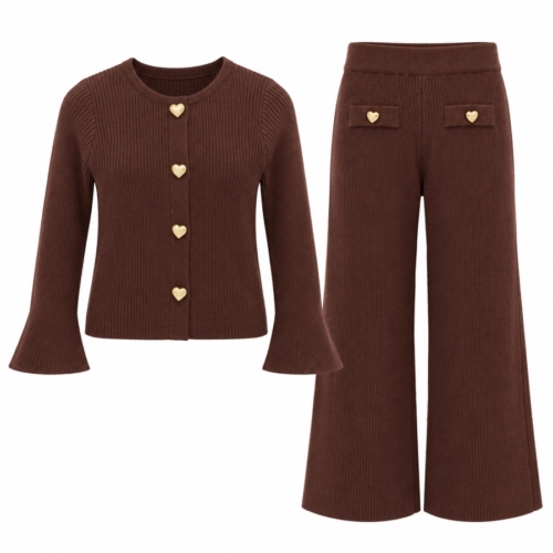 Bruine ribgebreide set met hartknopen